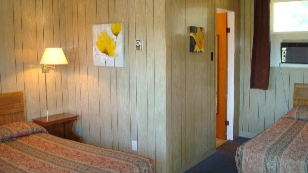 Mountain View Motel Barrys Bay Exterior photo