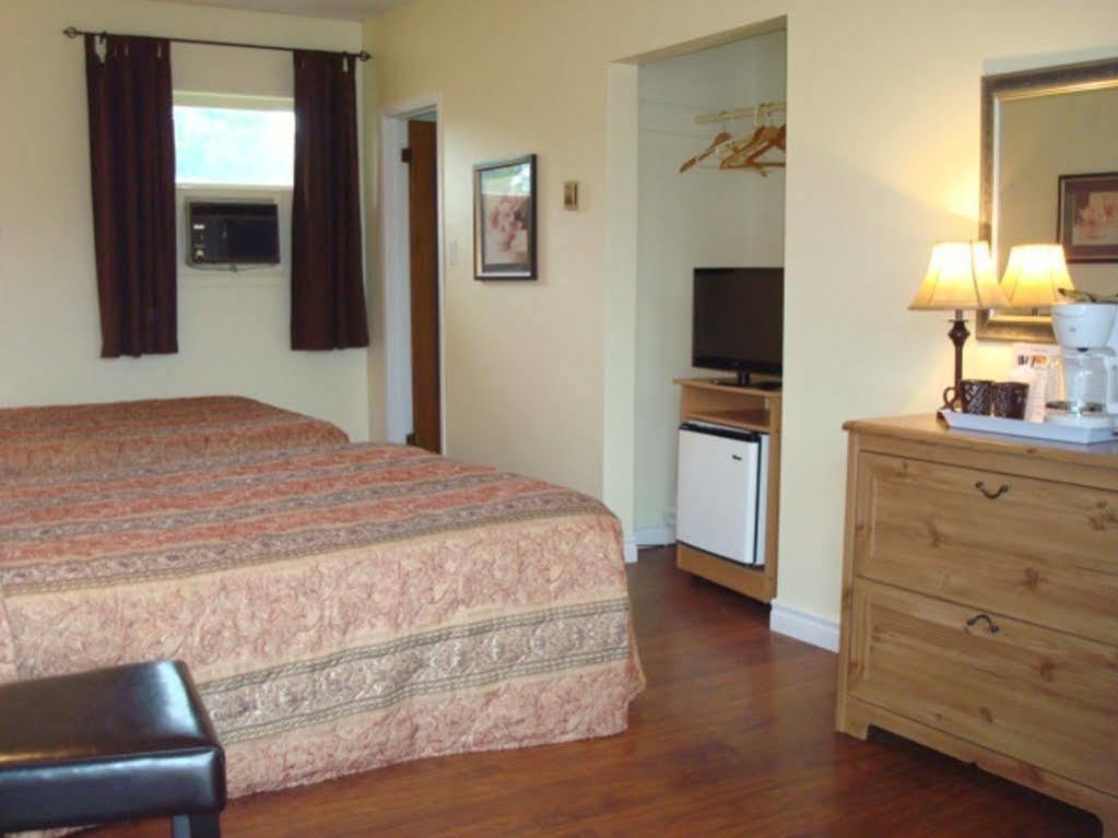 Mountain View Motel Barrys Bay Exterior photo